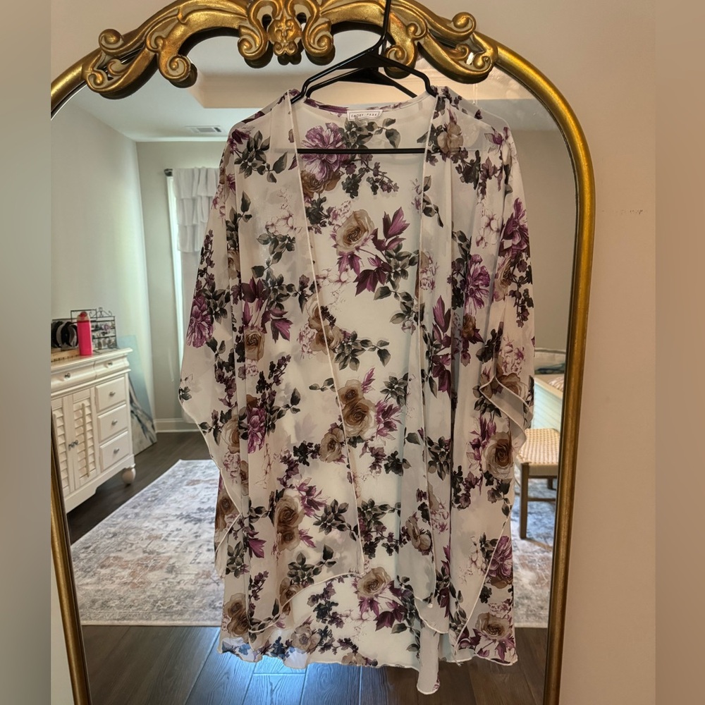 Very cute floral kimono like style- size 3xl